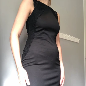 Klänning  - Utan lapp men gissar storlek S. Spets på sidorna. Kan mötas upp i Uppsala eller fraktar mot fraktkostnaden 💕