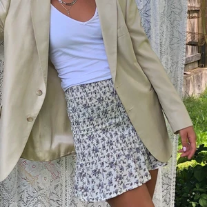 Blommig kjol - Väldigt stretchig o formar sig efter kroppen <3 Passar nog allt från 32-38 (jag brukar ha 36)