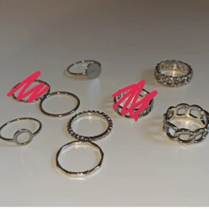 Ringar  - Superfina silverfärgade ringar💍säljs då dem inte kommer till användning💕 helt nya och oanvända💞storlek "18" det vill säga ca 5,5cm i omkrets💍vet tyvärr inte hur man mäter ringstorlek men jag tog ett snöre och satte i ringen sedan tog jag ut snöret och mätte hur långt det var(se bild 3)💕10 kr/styck eller 3 för 25kr+frakt 13kr💖Alla (7stycken) för 60+13 kr frakt💝nypris 130kr