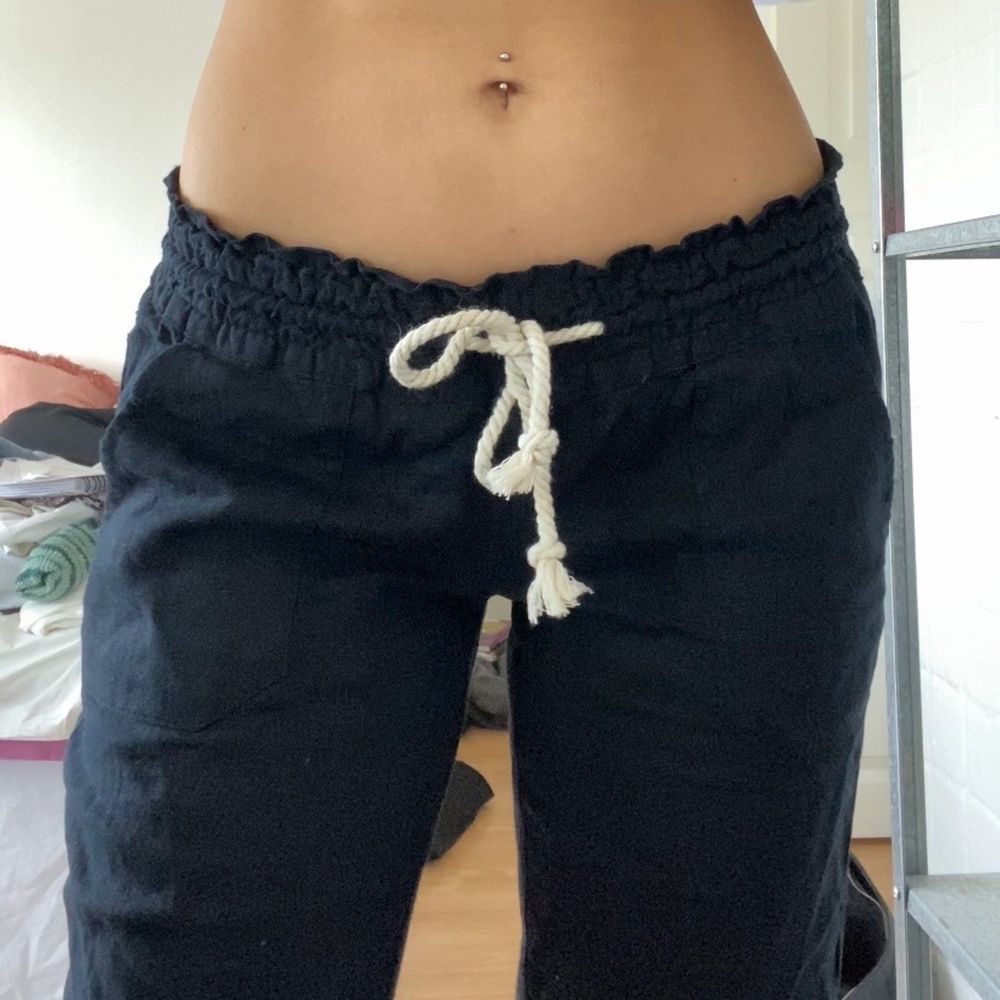Sååå så fina linnebyxor från Roxy. Helt nya och oanvända med lappen kvar i storlek S. Endast testade. Säljer pga köpte ett par vita oxå som jag gillade bättre❣️ Köparen står för frakten❣️. Jeans & Byxor.