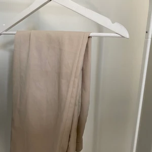 Nakd kostymbyxor  - Nakd kostymbyxor i beig. Använda. Passar ej mig längre så dom bara ligger. 