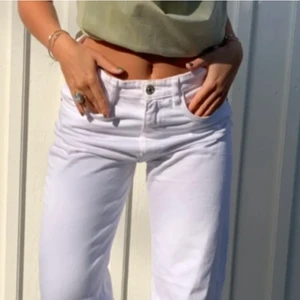 Jeans - 🖤Säljer nu dessa vita jeans🖤 det sitter några cm under naveln och är bra långd på mig som är 170cm men funkar även om du är lite kortare än så🖤 super fint nu till sommaren och passar till det mesta🖤 flera bilder eller frågor kommer privat🖤 ha en fortsatt bra dag🖤 lånad bild🖤