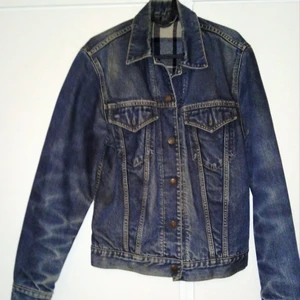 Jeansjacka  - Snygg vintage Fodrad jeansjacka i mycket fint begagnat skick, använd ett ytterst fåtal gånger. Köptes för 879:-. Inga slitage eller dylikt 📦💌🛍️.                              fler bilder kan skickas vid intresse 