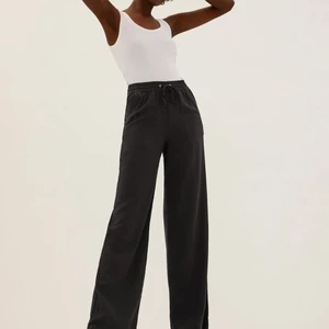 Svarta linnebyxor  - Säljer dessa otroliga linnebyxor då dem tyvärr var för små för mig. Aldrig använda och har alla lappar kvar. UK 8 men skulle säga att dem sitter som en S.🥰❤️