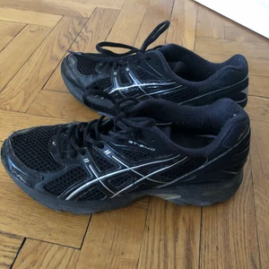 Asics  - Asics, har några hål(syns dock inte om man har svarta strumpor) och är lite smutsiga men det kan man tvätta bort såklart💖🤠 storlek är 39, men känns väldigt små i storleken! 