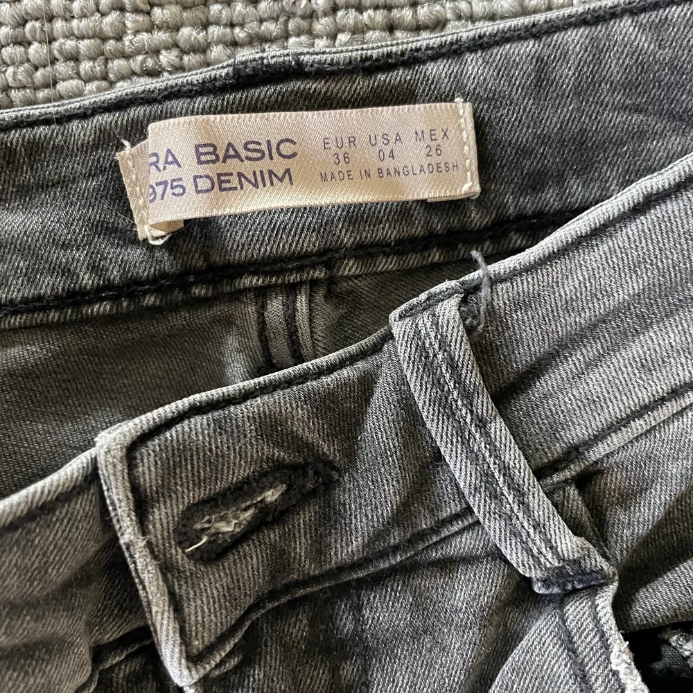 Ett par gråa jeans från zara⭐️ Strl 36, köpare står för frakten📦💞. Jeans & Byxor.