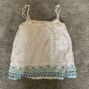 Hollister vit topp - Super söt topp passar där emot inte min stil men för nån med Stockholm stil skulle den va jätte fin👌🏻 DM~A för mer info☺️