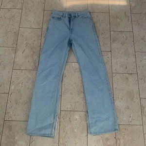 Weekday jeans med slits - Jag säljer dessa jättefina jeansen från Weekday då dem är för små för mig. Jag säljer dem för 200kr men priset kan diskuteras🥰