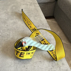 Off white bälte  - Två år gammalt, sparsamt använt 