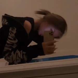 Zip kofta - Jag säljer denna zip koftan/hoodie och man kan dra upp kedjan hela vägen upp. Orginalpris 600 på aliexpress och jag säljer denna för 300. Storlek S men passar M. Meddela mig för flera frågor och bilder. Använt denna bara 2 gånger.  Finns inga fläckar samt inga hål