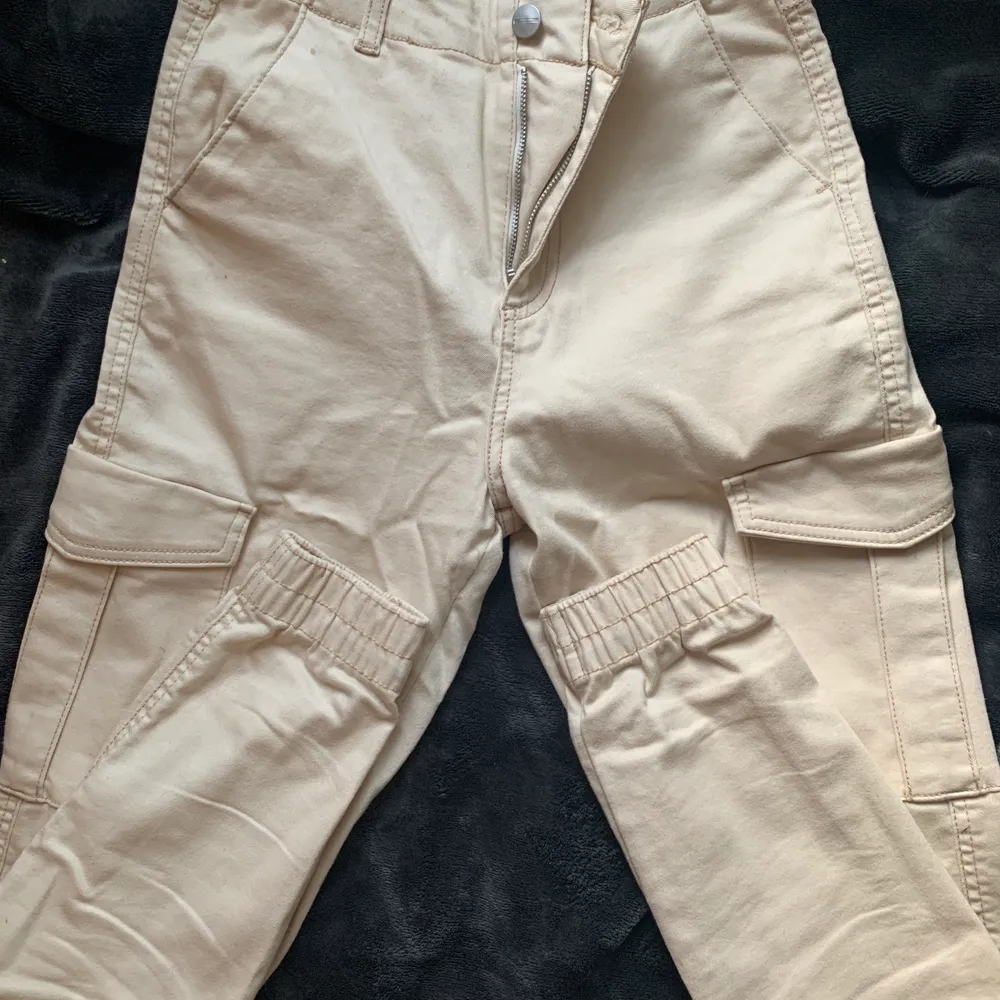 supertrendiga vita cargopants från märket stay! knappt använda, i nysckick💓 nypris ca. 500kr. Jeans & Byxor.