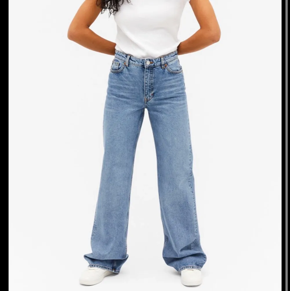 Monki jeans köpta här på plick för 1-2 år sen! Andra bilden är lånad från Monkis hemsida ☺️ Står storlek 25 på byxorna, men på annonsen jag köpte ifrån stod det 24. Olika mått går att fixa om man vill ha det! Pris kan diskuteras!. Jeans & Byxor.