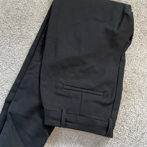 Kostymbyxor - Svarta kostymbyxor utan pressveck. 