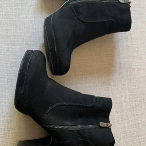 Klackar - Låga svarta klackboots i samet 