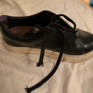 Eytys  - Säljer mina skor då jag inte använder dessa längre har bytt sko snöre men har kvar de riktiga tror jag om du skulle vilja ha med dom, vid hälsenan inuti är dom slitna men annars i bra skick dom är ju använda men inte söndriga vart jag kan se. De är strlk 37/38 