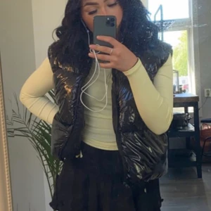 Dunväst  - Superfin dunväst i lack inspirerat material från bohoo💖 Är i storlek M men sitter jättebra på mig som vanligtvis är en S då jag vill ha den liiite större🤍