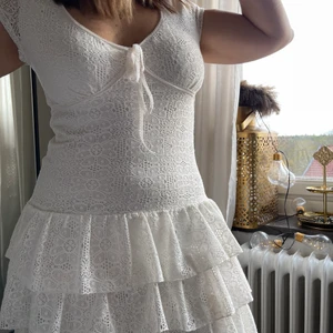 Vit volang klänning - Säljer min studentklänning! Den är köpt på secondhand i Paris och är i nyskick. Storlek 42. Men den är väldigt liten i storleken så skulle säga den passar 40 också. Kan mötas eller skicka i utbyte mot fraktkostnaden. 