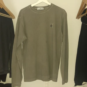 Stone Island tröja - Stone island tröja grå/grön storlek Medium. Inte använd alls Max 2-3 gånger, köpt fel storlek.