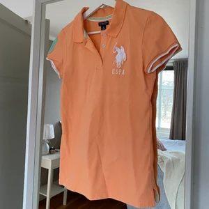 Piké tröja  - Fin tröja i en jätte fin orange färg. Ingen fläckar m.m så i nyskick! 