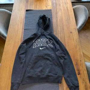 Nike hoodie  - Säljer denna hoodie köpte på plick men var för liten för mig tyvär. Storlek är XS inga defekter alls på den och den är sjukt bra skick som ny. Pris 280kr och nypris på den 700kr