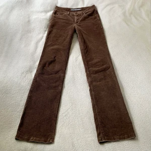 Manchesterbyxor från Guess - Bruna lågmidjade utsvängda/raka manchesterbyxor från Guess! Passar mig som är 173 cm och brukar ha XS/S, midjemåttet är 70 cm och innerbenslängden 78 cm 🤎 (har ett litet hål vid en hylsa, skriv för bild)