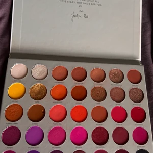 Morphe x Jaclyn hill palette Volume II - I’m selling my morphe x jaclyn hill eyeshadow palette as I did not use it much. Bought for 450 kr and selling it for 250 + delivery.