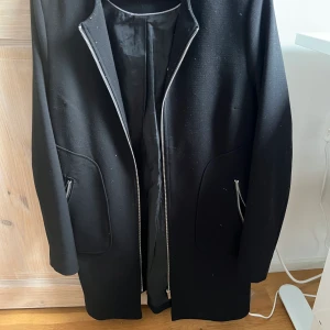 Svart kappa - Säljer min kappa, svart, snygg, passar till de flesta outfits. Den är i storlek M och tänkte mig 200:- för den. Men priset kan diskuteras absolut! Kan skicka eller mötas upp det som är lättast för dig som vill köpa. Skicka gärna och fråga vid frågor eller fler bilder