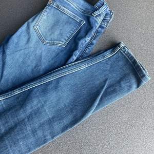Blå jeans i storlek 140. Pris kan diskuteras. Kontakta för fler bilder. Skriv privat om du är intresserad