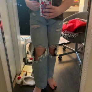 Byxor  - Den är så mjuka och dom sköna. Jag gillar att ha dom när det är lite varmare för dom har ganska stora hål✨ köpte dom för 500