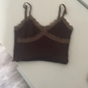 Brun topp - Brun topp passar fint på 