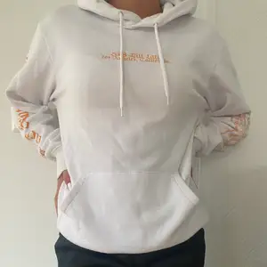 Snygg hoodie från H&M med orange text och tryck där bak! Storlek XS:) 🤍🧡