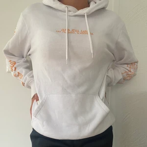 Hoodie, H&M, vit, orange text, tryck, XS - Snygg hoodie från H&M med orange text och tryck där bak! Storlek XS:) 🤍🧡