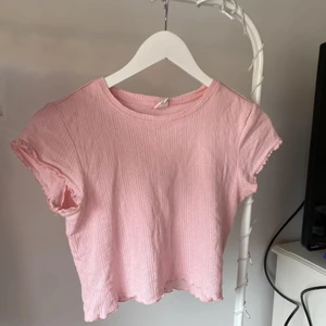 Rosa topp - Jättefin tröja från Urban Outfitters i storleken S 💗 Tröjan är i bra skick! Pris 100 kr + frakt. Kom privat för fler bilder / frågor 🥰