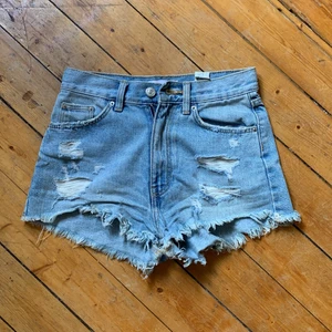 Zara Jeansshorts  - Zara medelmidjade jeansshorts i storlek 32 💕