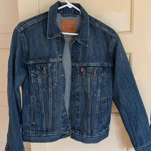 Levis Jeans jacka i storlek XS , aldrig använd och inga defekter 💕