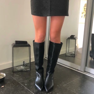 Höga stövlar  - Sjukt snygg stövlar med ungefär 5 cm klack! Köpta på ginatricot, använda få gånger ute 💗 storlek 38, passar 37 också