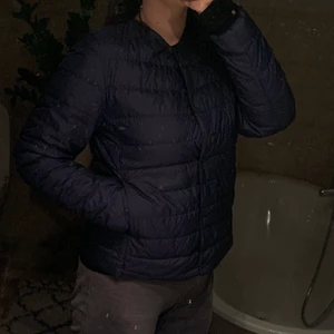 Jacka  - Säljer min uniqlo jacka i mörkblå den är i jättebra skick säljer pågrund att jag ska köpa i en annan färg, hör av dig vid intresse 💗💓storlek L men passar super på en s/m som mig