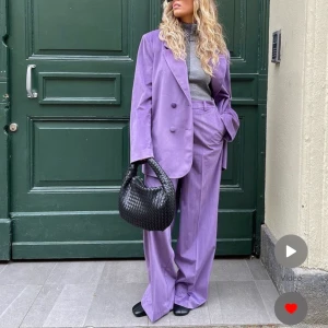 Lila Manchester byxor från NA-KD - Fick hem dessa byxorna som jag var så taggad på för att inse att de var lite för små😢🤌🏽. Lämnade inte tillbaka dem då jag trots allt älskade dem och tänkte sälja vidare då dem numera är slutsålda på hemsidan!!🥺  Dem är oanvända och är i str. 34. Hör av er om ni skulle vilja ha fler bilder!