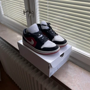 Jordans - Hej 👋 säljer ett par jordans i ganska bra skick! De är creasade men inget märkvärdigt. De är vällskötta. För mer info och bilder är det bara att skriva.