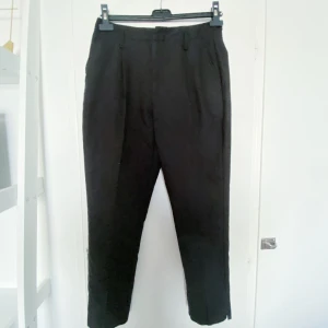 kostymbyxor - svarta kostymbyxor från bershka.☺️ prislappen är borttagen men de är endast testade. de är i strl 40 men de är lite små i storleken så jag som har strl 36/38 kan ha dem. de har inte hög midja utan mer ”vanlig”/low waisted. betalning via swish. 