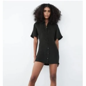 Svart klänning💛 - Svart skjortklänning från zara🌻