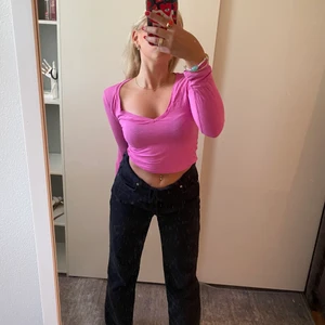 Långärmad vringad tröja - Rosa tröja med långa ärmar och vringning. Jättefin färg och väldigt fin att matcha till jeans! Inte alls genomskinlig trotts det sköna tunna matrialet!