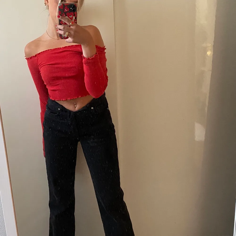Röd ribbad off shoulder topp från Gina, går inte att köpa längre! Jättefin röd färg som passar bra till jeans, kjol eller vad som helst. . Tröjor & Koftor.