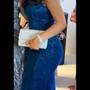 Blå klänning  - Blå och glittrig klänning, strl M, använd en gång💙