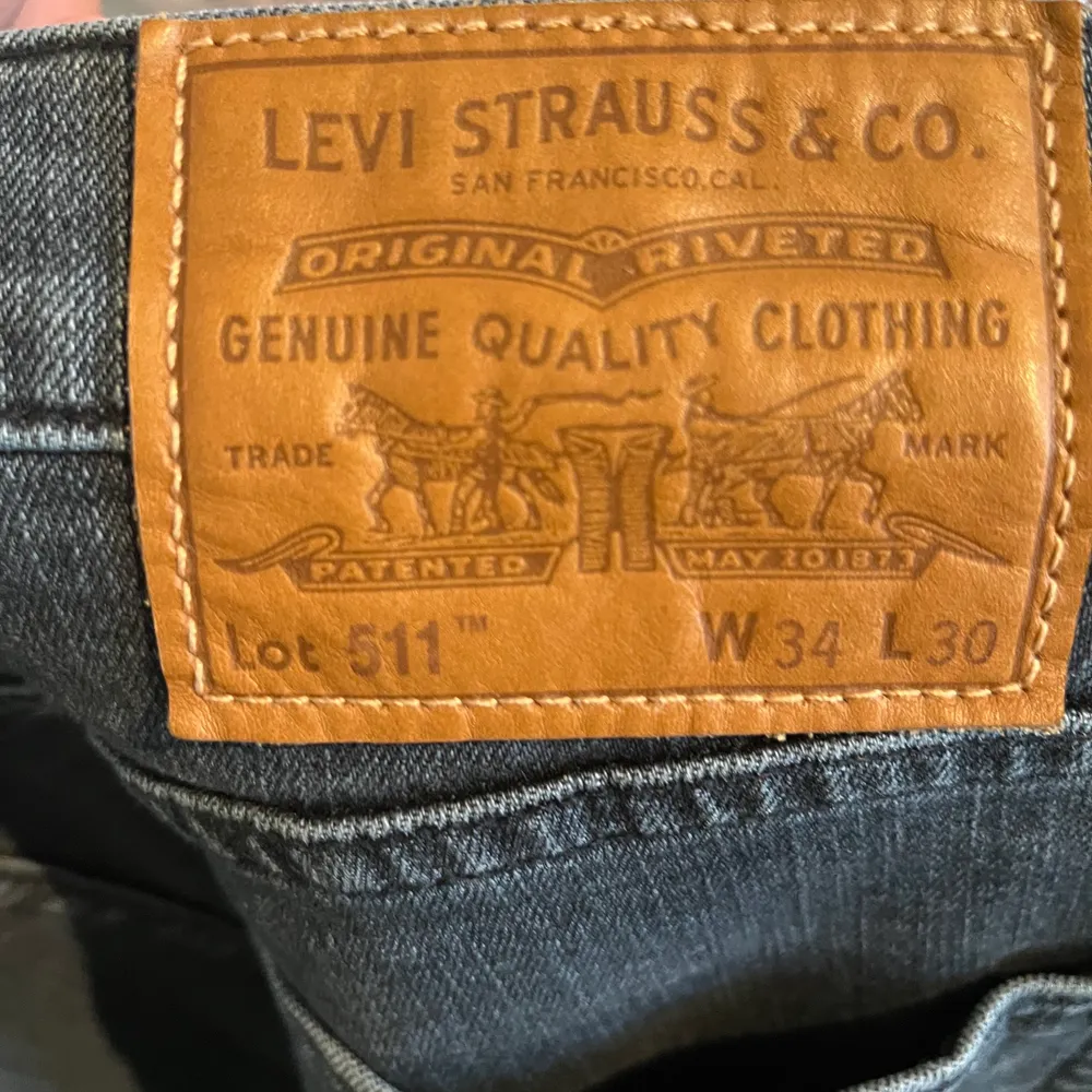 Blågrå Levis jeans. Köpta för cirka ett år sedan. Jeansen är i nästan butiks skick. Dem är inte speciellt använda och är i väldigt gott skick. . Jeans & Byxor.