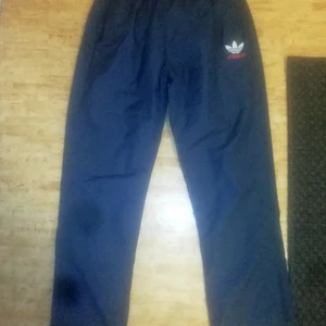 Adidas byxor  - Adidas byxor i nyskick, endast provade. Byxorna är i vattentätt metereal samt fodrade inuti. Köptes för ca 4 mån sedan för 799:-. Storlek M/L. Fler bilder kan skickas vid intresse 📦🌺🛍️