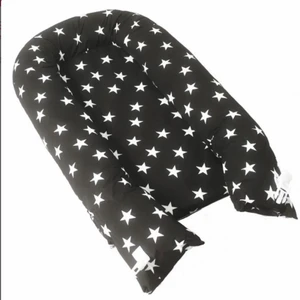 babynest - säljer mitt fina babynest från KAXHOLMEN, superfint skick!  svart med vita stjärnor 😍 200kr +frakt. går att ta av och tvätta 🚼