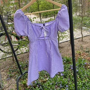 Storlek 38 - Fin rutig klänning från H&M som jag köpte förra åren men senare bestämde att den inte passade min stil och aldrig har haft på mig den efteråt. Prislappen är kvar och den har aldrig varit i tvätten. Original pris 149kr 