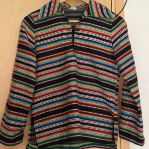 randig tröja - jättefin randig tröja som jag köpte här på plick, säljer den då den tyvärr inte passade mig