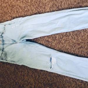 Säljer ett par ljusblåa jeans då de inte kommer till användning längre. De är i storlek 38 och sitter väldigt bra på. Köpte dem förra året och de är i perfekt skick. Använda två ggr. Köparen står för frakten. Sätt av frakten kan diskuteras mellan köparen och säljaren 🙂